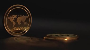 Yüzeyde güzel yansıması olan siyah masanın üzerinde altın kripto para dalgası XRP. Beyaz adam şifreli harfleri üst üste koydu. 4K görüntü.