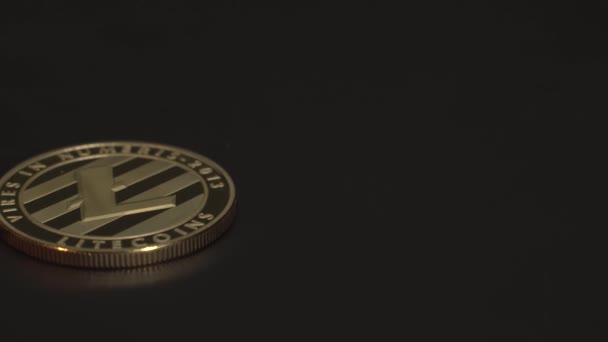 Viele beliebte Kryptomünzen lagen auf dem schwarzen Tisch. Gold Litecoin. ZCASH ZEC und Ripple XRP. Schöner Rundblick von rechts nach links. Elektronische Währung der Zukunft. Nahaufnahme von 4K-Aufnahmen — Stockvideo