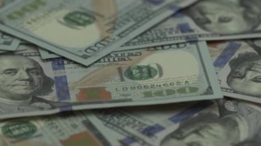 Altın kripto sikke Bit Coin BTC 100 Amerikan Doları 'yla masaya yatırılıyor. Panorama 'yı sağdan sola doğru sürün. Geleceğin parası. Yarım saat.