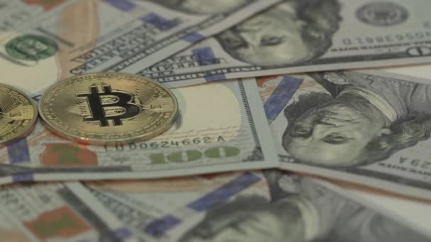 Bom panorama de 3 bitcoins BTC na mesa com muitas notas de 100 USD . — Vídeo de Stock