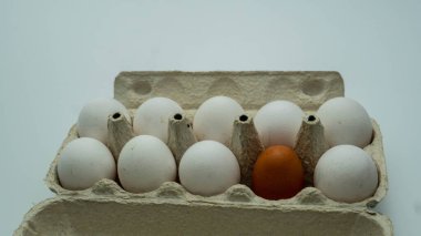 Tepside dikey açı çekimi, beyaz yumurtalar ve yukarıda boş yer var.