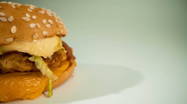 Burger beyaz arka planda izole edilmiş. Fast food yemeği