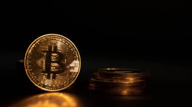 Altın kripto para Bitcoin BTC yansıması ve siyah arkaplan üzerinde başka bir madeni para