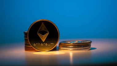 Beyaz yüzeyde altın madeni para etherium mavi gradyan arkaplan
