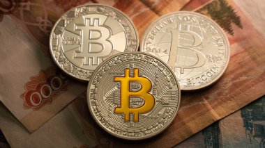 Masada üç Botcoin ve Rus rublesi var. Para birimi. Yarı yarıya. Kripto ticareti