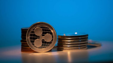 Mavi arka planda Altın Riple madeni parası. Madencilik parası. Kripto ticareti