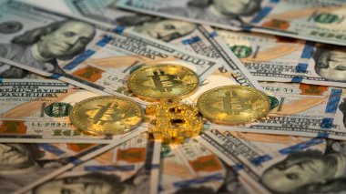 3 altın Bitcoin ve 100 dolar. Madencilik. Ticaret para birimi