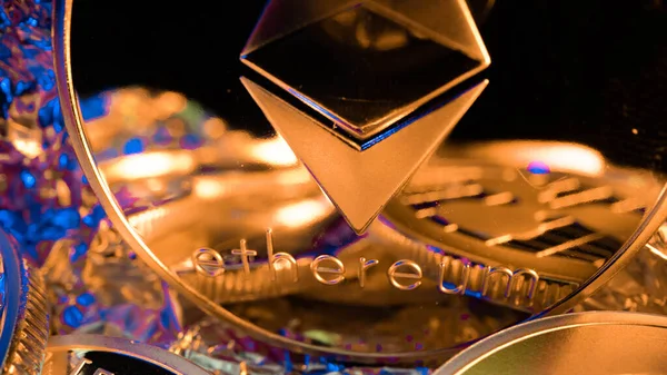 Gold Etherium ETH: 또 다른 crypto 동전 과 청색 빛의 반사. 매크로 근접 촬영. 암호바꾸기 — 스톡 사진