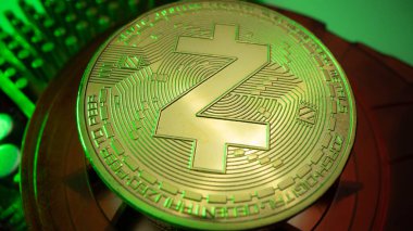 ZCASH altın sikkesi ve çözülmüş grafik arka planı. Sanal kripto para birimi kavramı. İzole edilmiş arkaplanda yeşil ışık