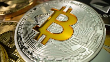 Altın işlemeli Bitcoin Siver sikkesi. Para bir sürü altın kripto parada yatıyor. Bu günlerde en popüler ve pahalı madeni paranın makro çekimi. Halvint zamanı. Kripto para satışı
