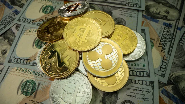 Mange kryptocioner av gull og sølv på bordet med amerikanske dollar. Maly regninger. 100 dollar. Bitcoin, Zcash, Ripple, Etherium. Litecoin. Handler. Valuta for fremtiden. Sett ovenfra. royaltyfrie gratis stockfoto