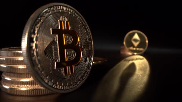 Viele beliebte Kryptomünzen lagen auf dem schwarzen Tisch. Gold Litecoin. ZCASH ZEC und Ripple XRP — Stockvideo