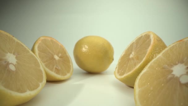 Beaucoup de tranches de citron frais. La caméra avance. Macro de Laowa gros plan — Video