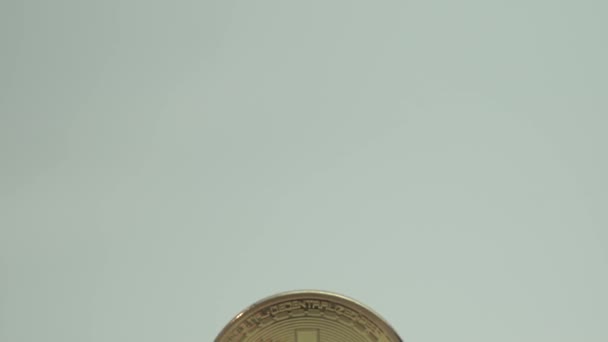Crypto koin masa depan. Golden Zcash ZEC di atas meja dengan latar belakang putih. — Stok Video