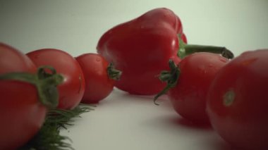 Kamera domatesleri, peyniri ve otları geçip lezzetli bir hamburgere geçiyor. Taze yemek.