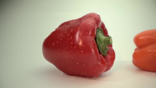 Papier cloche rouge frais appétissant Isolé sur fond blanc, lumière naturelle, naturel — Video