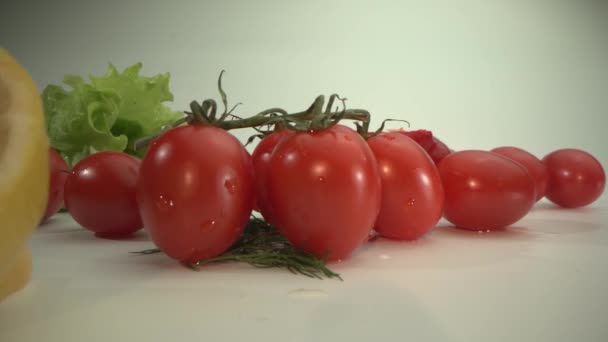 Viele Gemüse- und Obstsorten auf dem Tisch. Zitronen, Tomaten, Paprika, Brokkoli — Stockvideo