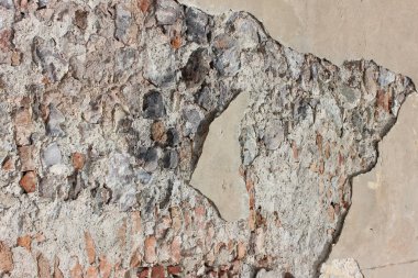 Mukachevo şatosu, Transcarpathia, Ukrayna 'nın çatlamış sıva ile kaplı antik taş kale duvarları.