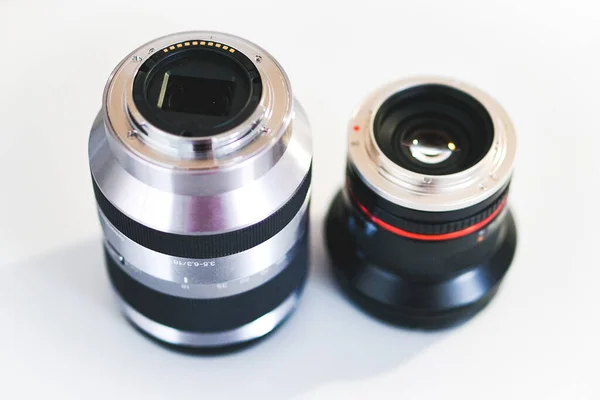 Δύο Διαφορετικού Μεγέθους Φακοί Φωτογραφικής Μηχανής Ανάποδα Αποκαλύπτοντας Την Βάση — Φωτογραφία Αρχείου
