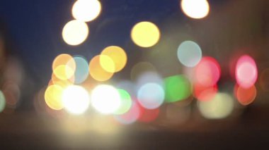 Bokeh. Işık araba. Trafik Headligts Bokeh gece renkler. Video.