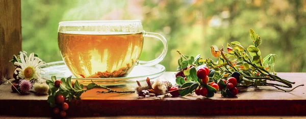 Una taza de té en el alféizar. Té caliente. Hojas de té en el fondo de la taza. Delicioso té. El té está esperando... Es hora del té. ! — Foto de Stock