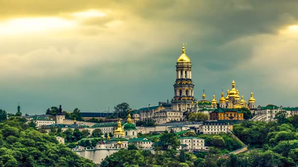 Kiev stad. Oekraïne. Kiev Pechersk Lavra of de Kiev-klooster van de grotten. Timelapse. — Stockvideo