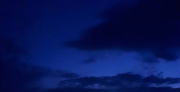Звезда Облака Вечернем Небе — стоковое фото