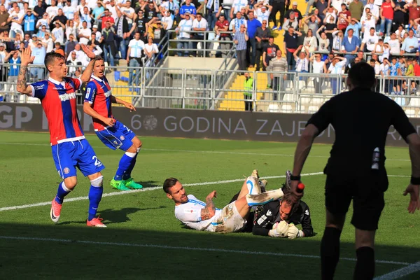 Futbol kaleci üzerinde faul
