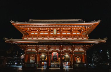 Sensoji Tapınağı, Tokyo, Japonya - 13 Şubat 2020: Asakusa 'daki Sensoji Tapınağı Gecesi, Tokyo' nun simgelerinden biri ve çoğu gezgin gezmeye gidecek..