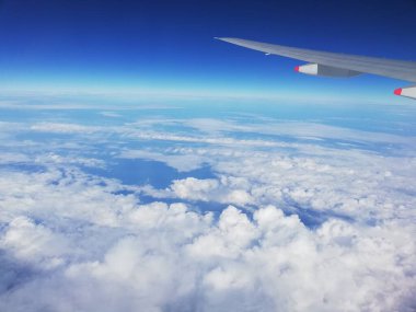 Uçakta gökyüzü ve bulut manzarası