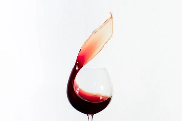 Versez Eau Rouge Dans Verre Vin Avec Fond Blanc — Photo