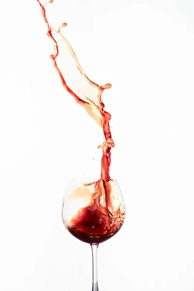 Spruzzare Acqua Rossa Bicchiere Vino Con Sfondo Bianco — Foto Stock