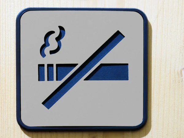 Não fumar sinal quadrado cinza no fundo de madeira — Fotografia de Stock