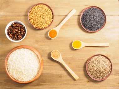 Baharatlar ve ahşap arka planda pirinç. Modern eczacı, Nat.