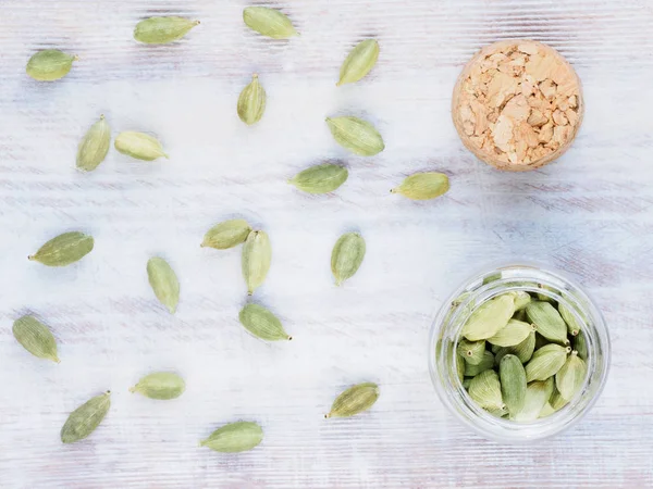 Granos de especias Cardamomo verde (Elettaria cardamomum) en un vaso ja — Foto de Stock