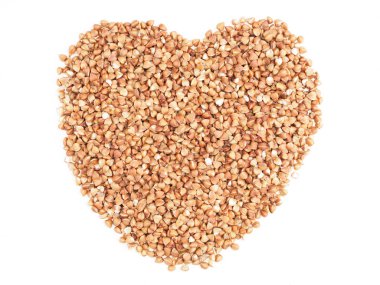 Beyaz arka planda karabuğdaydan kalp. Sağlıklı beslenme konisi