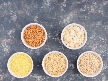 Karabuğday, yulaf, darı, yulaf, beyaz bardaklarda arpa