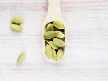 Kaş kepçesinde baharat yeşili kakule (Elettaria kakule)