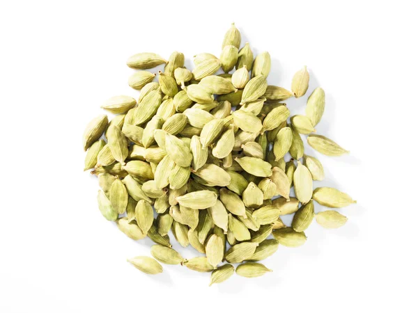 Tempero punhado Cardamomo Verde (Elettaria cardamomum) em um b branco — Fotografia de Stock