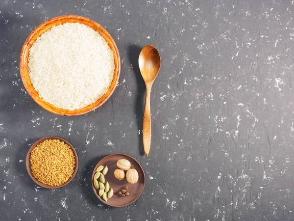 Arroz y especias sobre un fondo de hormigón negro. Cocina india i — Foto de Stock