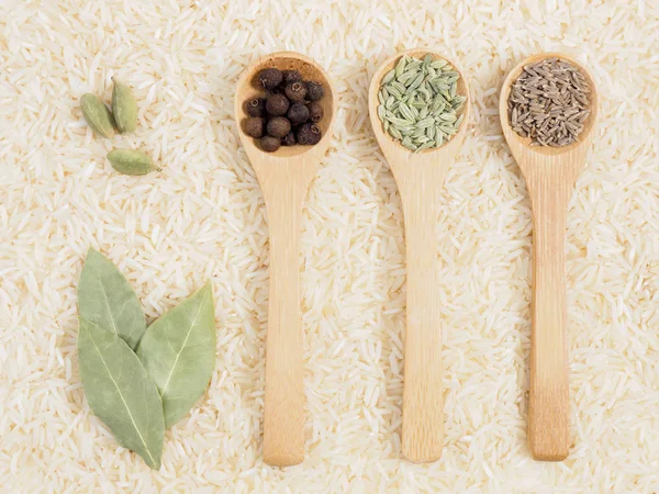 Especias en cuchara sobre fondo de arroz basmati jalá cardam verde — Foto de Stock