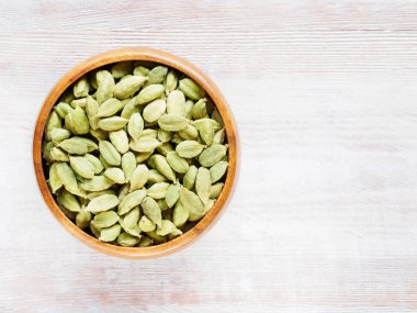 Baharat yeşili kakule (Elettaria kakule) ahşap bir fincanda