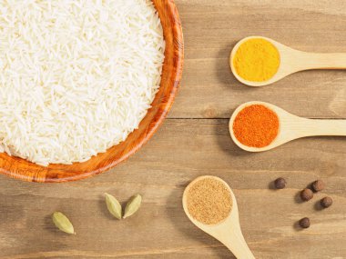 Pirinç, yeşil kakule, kırmızı biber, tüm baharatlar, masala on brown wo
