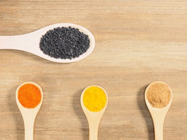 Zerdeçal, masala, biber, kaşık içinde siyah kimyon kahverengi wo