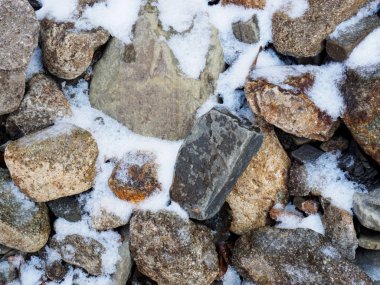 Çok renkli eski bir taş ve karın arka planı. Tuapse, Bla