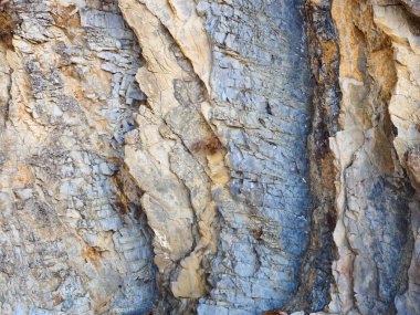 Deniz kıyısındaki renkli kayalıklar. Tuapse, Karadeniz