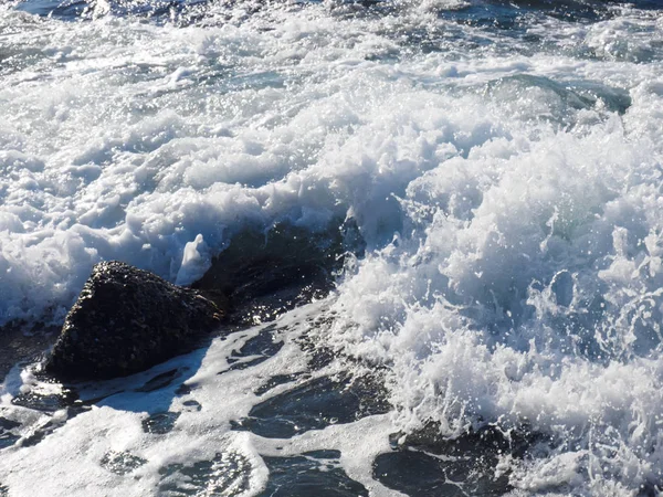 Zeegolven spatten. Tuapse, Zwarte Zee, Kaukasus — Stockfoto