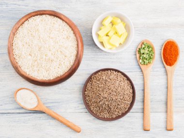 Basmati pilavı pişirmek için gerekli malzemeler: tereyağı, kimyon (jeera), sal