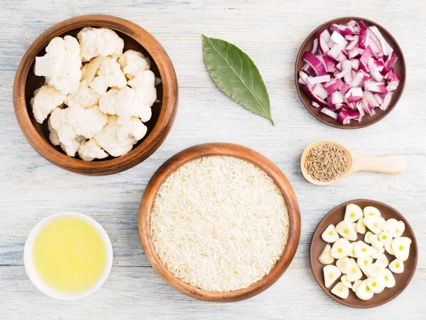 Ingredientes para cocinar arroz basmati: coliflor, mantequilla, rojo o — Foto de Stock