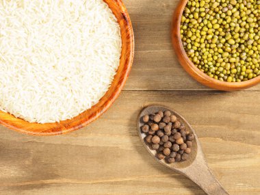 Pirinç, fasulye, tüm baharatlar kahverengi ahşap arka planda. Hint yemeği.